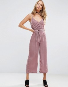Бархатный комбинезон с запахом спереди ASOS - Розовый