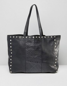 Кожаная сумка на плечо с тиснением и заклепками ASOS - Черный