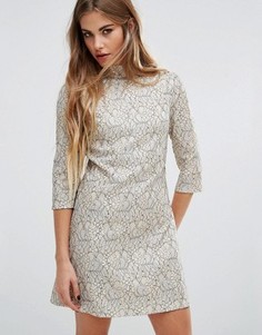 Короткое приталенное платье из кружева металлик с высокой горловиной Fashion Union - Кремовый
