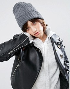Шапка-бини в стиле бойфренда в рубчик ASOS - Серый