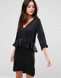 Цельнокройное платье с рукавом 3/4 и оборками Minimum - Черный