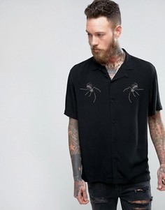 Рубашка классического кроя из вискозы с узором из заклепок в виде пауков ASOS - Черный