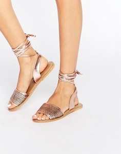 Кожаные сандалии с завязками на голени ASOS FLAIZ - Золотой