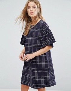 Свободное платье в клетку с расклешенными рукавами New Look - Синий