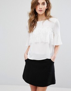 Футболка с кружевной оборкой спереди Miss Selfridge - Белый