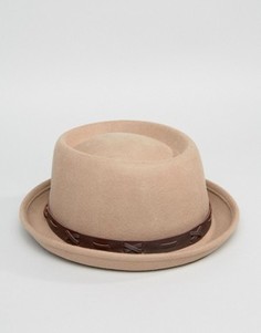 Мягкая шляпа с плоской круглой тульёй и лентой из искусственной кожи ASOS - Бежевый