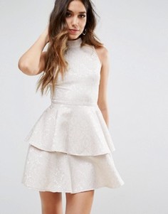 Короткое приталенное платье с оборкой PrettyLittleThing - Белый