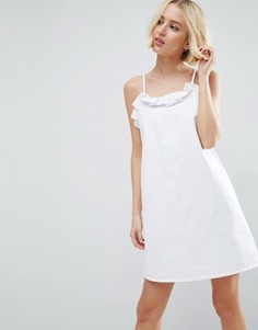 Белое джинсовое платье-комбинация с оборкой ASOS - Синий