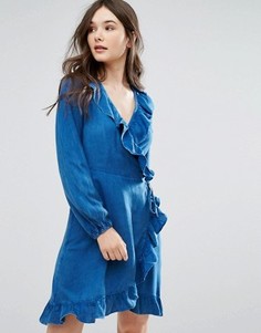 Джинсовое платье с запахом и рюшами QED London - Синий