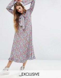 Платье макси с принтом и расклешенными рукавами Reclaimed Vintage - Синий
