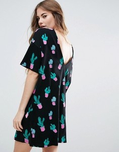 Платье-футболка с принтом кактусов и V-образным вырезом сзади ASOS - Черный