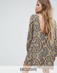 Свободное платье с завязкой на спине и принтом пейсли Reclaimed Vintage Inspired - Желтый