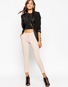 Укороченные креповые брюки-сигареты ASOS - Кремовый