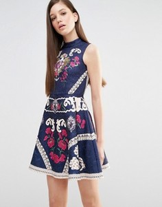 Короткое приталенное платье с высокой горловиной, принтом и отделкой Comino Couture - Темно-синий