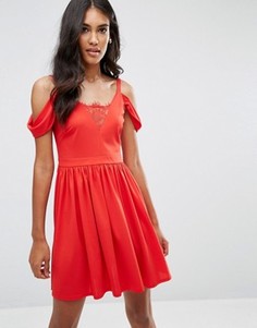 Короткое приталенное платье с открытыми плечами и кружевом ASOS - Красный