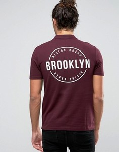 Футболка-поло из ткани пике с принтом на груди и сзади ASOS Brooklyn - Красный
