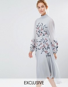 Платье миди с вышивкой и высокой горловиной Hope & Ivy - Синий