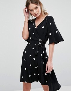Платье с принтом сердец и запахом New Look - Черный