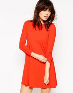 Свободное платье с длинными рукавами и акцентными швами ASOS - Красный