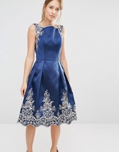 Платье миди с вышивкой и отделкой кромки премиальным кружевом металлик Chi Chi London - Темно-синий
