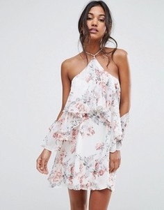 Платье с цветочным принтом с открытыми плечами и оборкой Boohoo - Кремовый