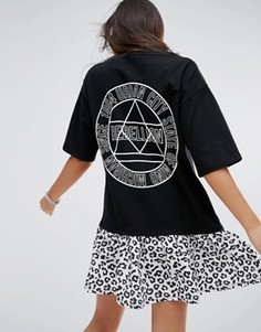 Платье-футболка с тканым подолом и звериным принтом ASOS - Черный