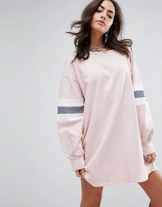 Платье-футболка в стиле колор блок PrettyLittleThing - Розовый