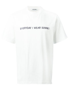 футболка с вышивкой надписи Sunnei