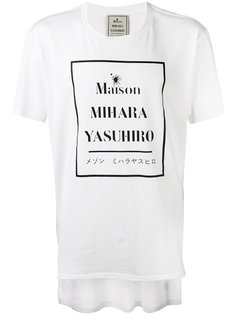 футболка с принтом с логотипом Maison Mihara Yasuhiro