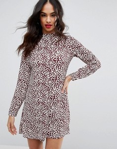 Цельнокройное платье со звериным принтом PrettyLittleThing - Красный