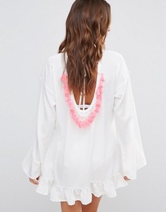 Свободное платье с оборкой и кисточками Boohoo - Белый