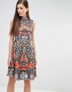 Короткое приталенное платье с принтом в стиле фолк и отделкой Comino Couture - Мульти