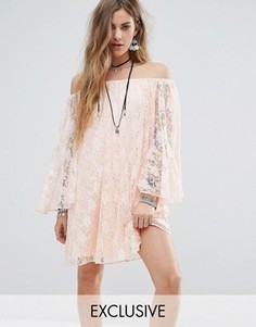 Кружевное свободное платье с открытыми плечами Reclaimed Vintage Inspired - Розовый