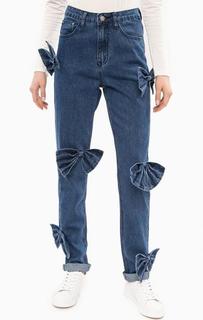Синие зауженные джинсы с нашивками-бантами Glamorous