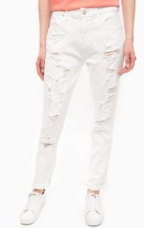 Рваные джинсы бойфренд белого цвета Wrangler