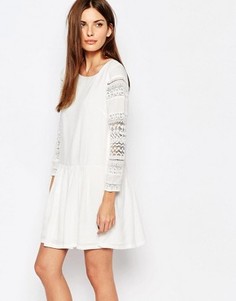 Короткое платье с кружевными рукавами и заниженной талией Vero Moda - Кремовый