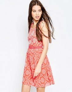 Платье с принтом QED London - Розовый