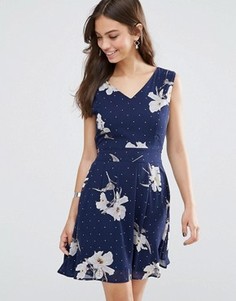 Приталенное платье с завязкой на спине и принтом Yumi - Темно-синий