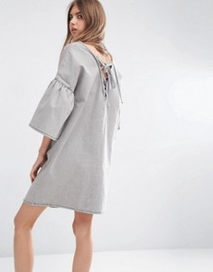 Джинсовое платье с расклешенными рукавами и завязкой сзади ASOS - Черный