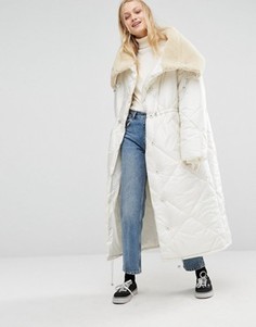 Длинная дутая куртка в стиле oversize с меховым воротником Monki - Белый