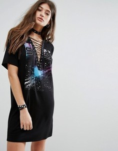 Платье-футболка со шнуровкой и принтом Boohoo - Черный