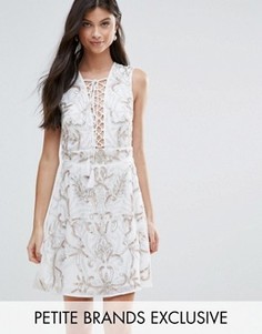 Короткое приталенное платье с цветочной отделкой и шнуровкой Maya Petite - Белый