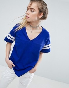 Прямая футболка с полосками на рукавах ASOS - Синий