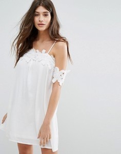 Свободное платье с открытыми плечами и кружевной аппликацией Boohoo - Белый