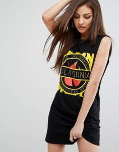 Платье без рукавов с надписью PrettyLittleThing California - Черный