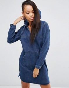 Джинсовое платье с капюшоном и карманом‑кенгуру ASOS - Синий