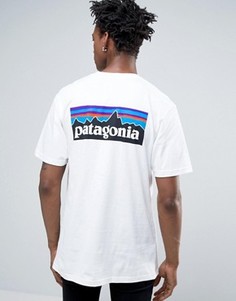 Белая футболка классического кроя с карманом и логотипом на спине Patagonia P-6 - Белый