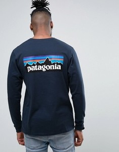 Темно-синий лонгслив классического кроя с логотипом на спине Patagonia P-6 - Темно-синий