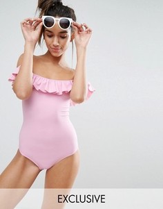 Слитный купальник с открытыми плечами и оборкой Monki - Розовый