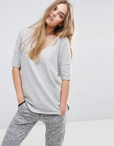 Oversize-футболка в рубчик с V-образным вырезом и удлиненным краем ASOS - Серый